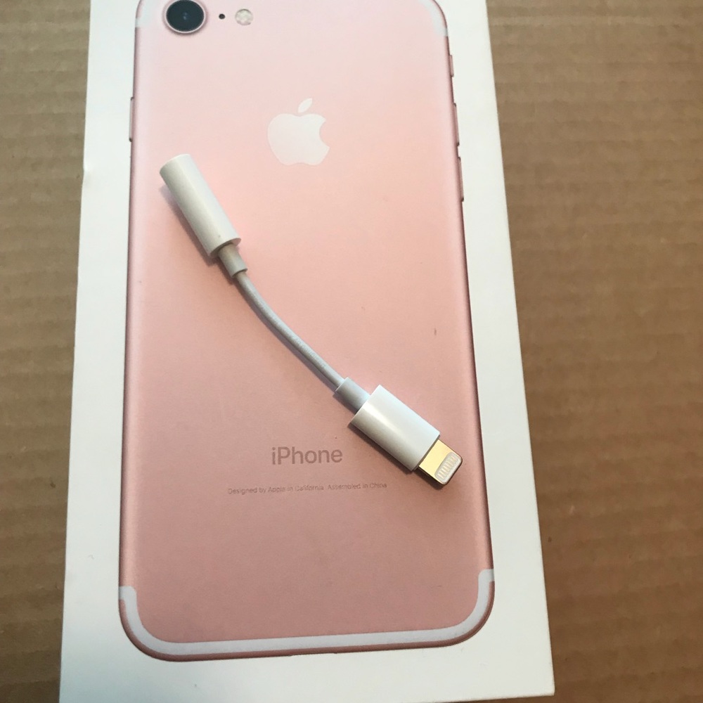 Apple Lightning to 3.5 mm Headphone Jack Adapter